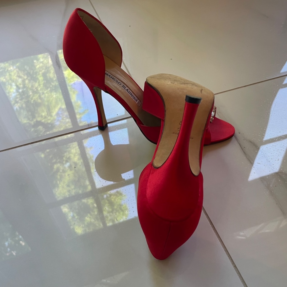 Designer Manolo Blahnik Hangisi Crystal Buckle Red Satin Pump Size 39 Worn Once - Picture 6 of 7